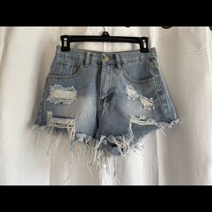 Shown distressed denim shorts